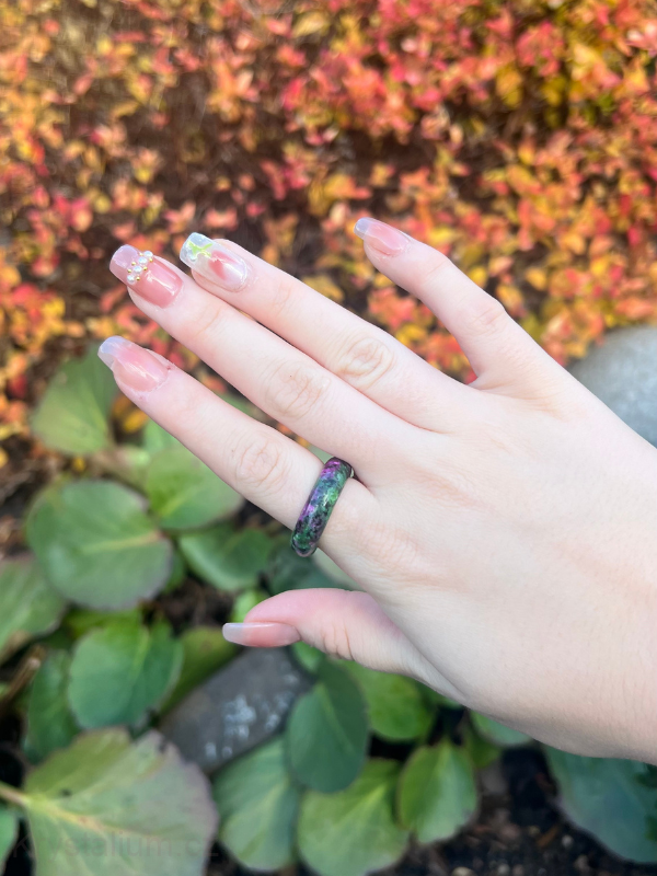 Rubín v zoisitu prstýnek