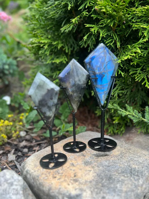 Labradorit na stojánku