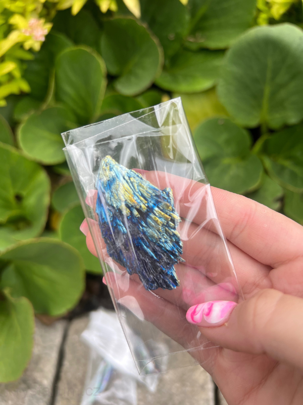 KYANIT ČERNÝ surový S AUROU