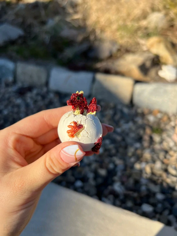 DRAK VAJÍČKO mini ČERVENÝ dekorace konkrétní kus