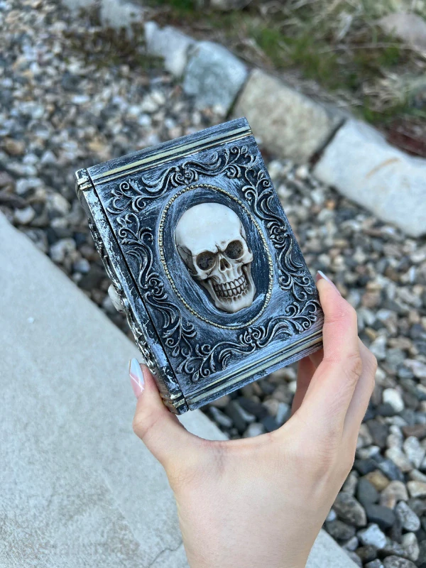  KRABIČKA kniha lebka konkrétní kus