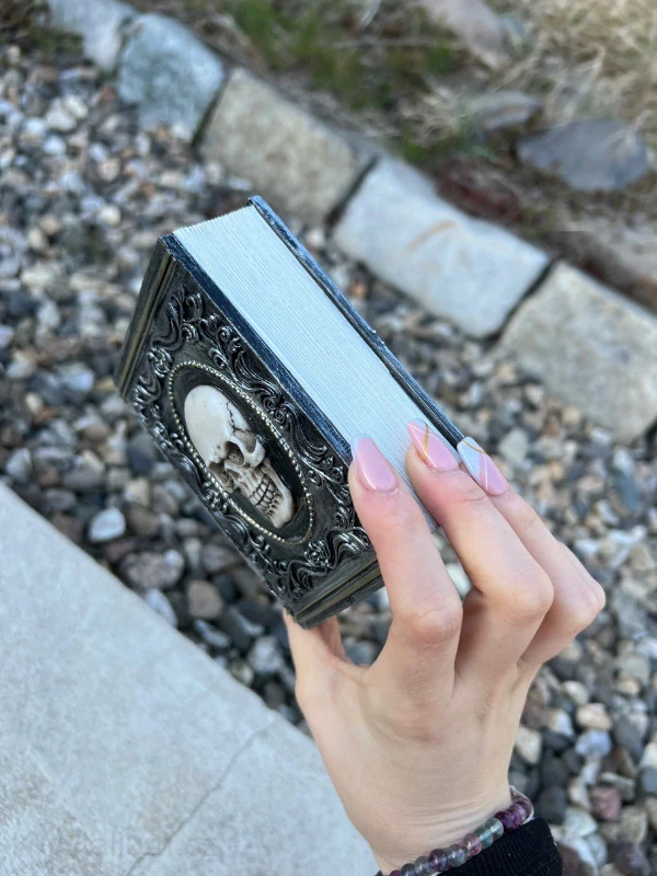  KRABIČKA kniha lebka konkrétní kus